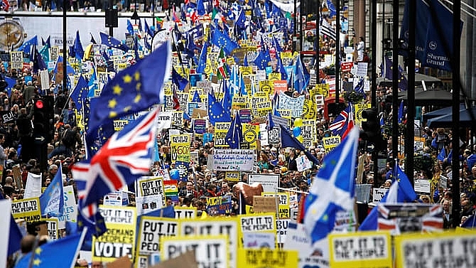 hundreds of thousands march in london to demand new brexit referendum