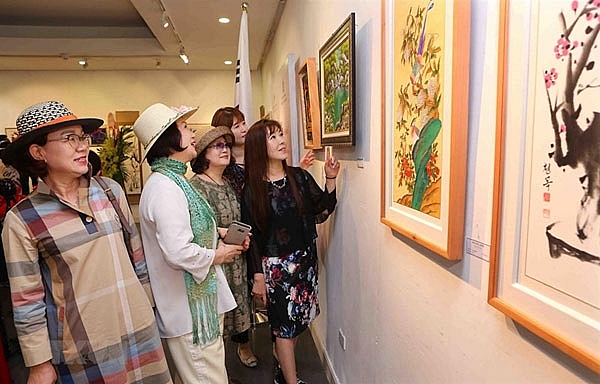 vietnamese korean artists hold joint exhibition for friendship