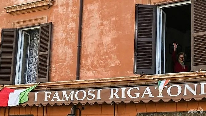 italy shuts factories as daily covid 19 death toll nears 800