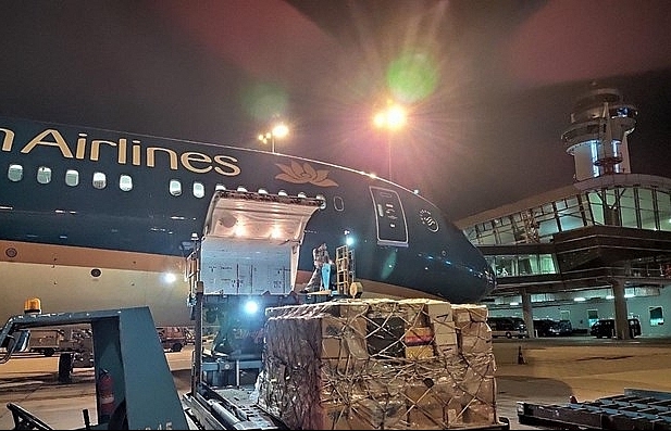 Vietnam Airlines carries anti-COVID-19 equipment to Hanoi for free