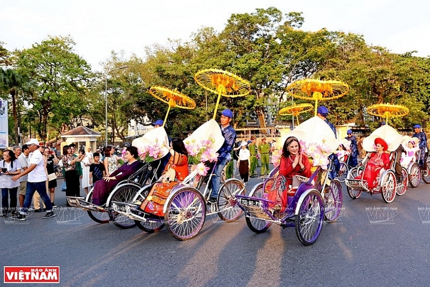 cyclo tour around hue city