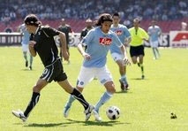 Cavani hat-trick keeps Napoli on title trail