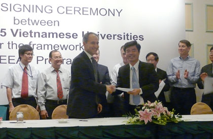 Siemens Vietnam helps local universities