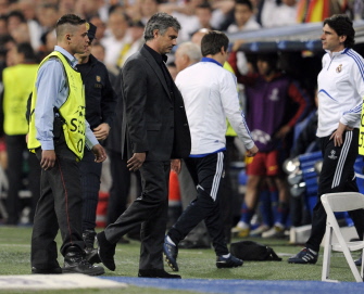 Irate Mourinho rails against Barca 'favouritism'