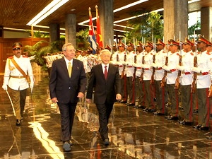 Vietnam, Cuba discuss measures to beef up bilateral relations