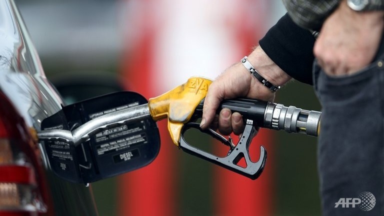 oil prices lower on weak us labour data