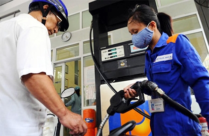 Petrol price cut by VND500 per litre