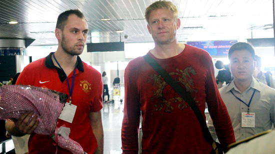 legendary goalie schmeichel welcomed in hanoi