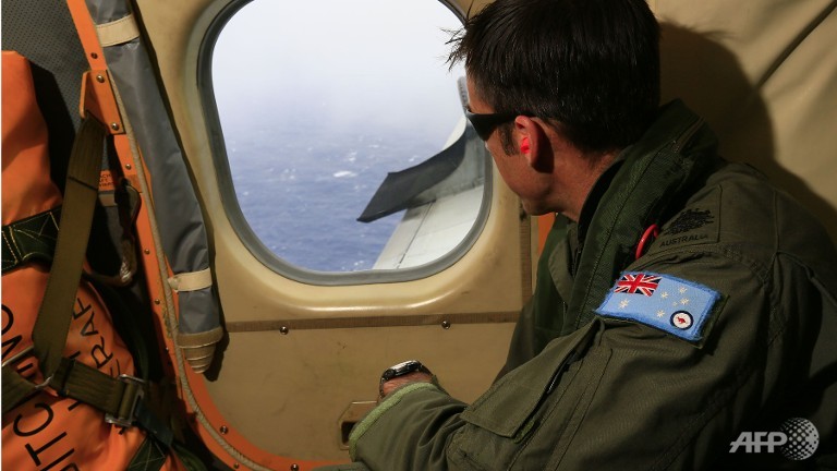 black box ship due in mh370 search zone