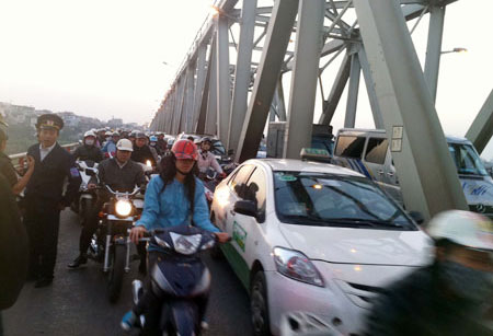 No taxis to ply on Chuong Duong Bridge