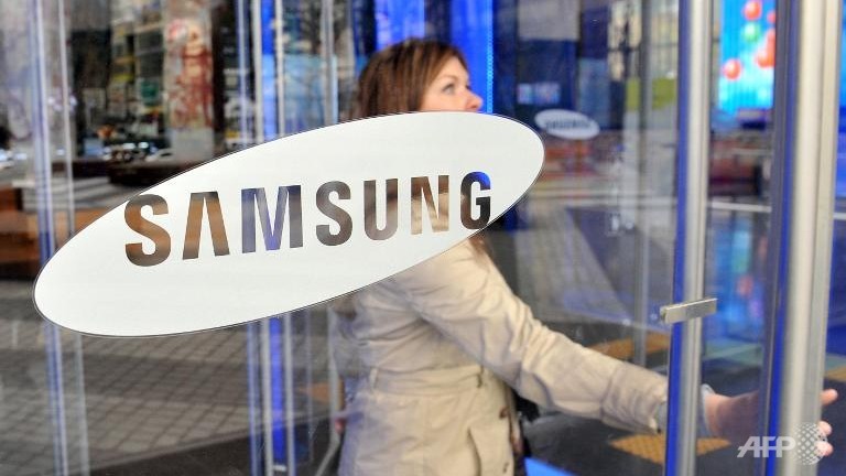 samsung posts falling profits for second straight quarter