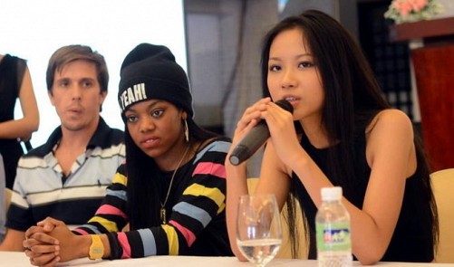 Emerging Vietnamese rapper Suboi (on microphone) and British rapper Lady Leshurr (center) are seen at a press meeting prior to a rap and hip hop show organized in Ho Chi Minh City in April 2013.<br /><span>Tuoi Tre</span>