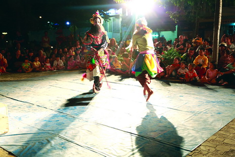 street traditional opera performances enrich night life in vietnams nha trang