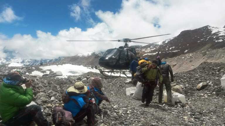 nepalis spend third night in open as quake toll passes 4000