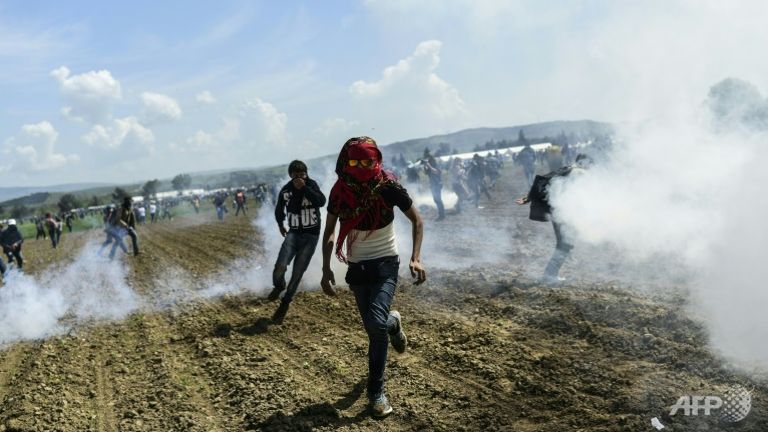 police fire tear gas as migrants try to break through greek border