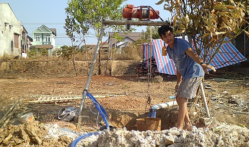 Vietnamese province supplies free clean water to residents in drought-hit border areas