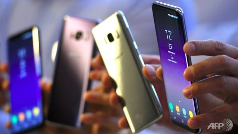 samsung apple keep top spots in smartphone market