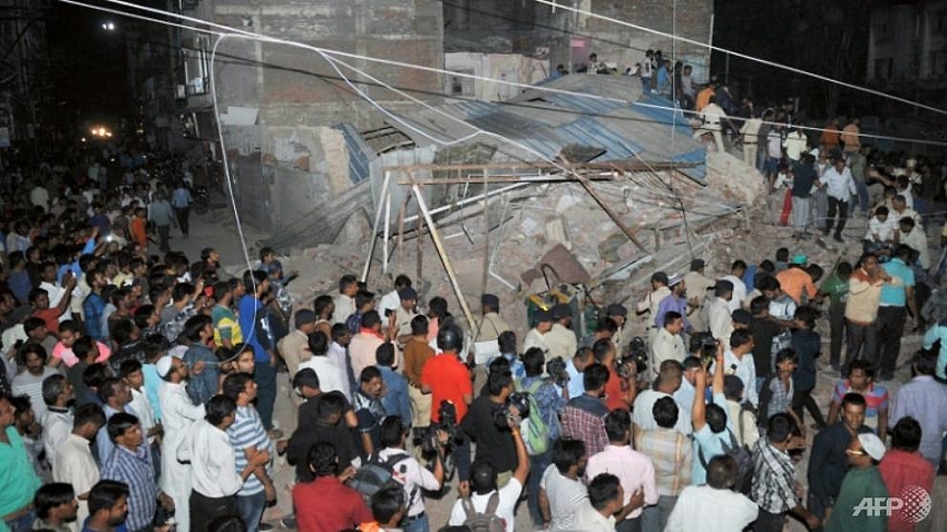 hotel collapse in central india kills 10 two injured