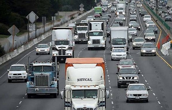 Trump rolls back Obama-era fuel efficiency rules
