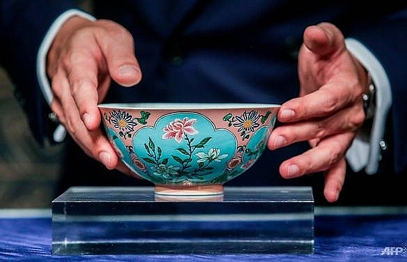 very rare qing dynasty bowl sells for us 304m