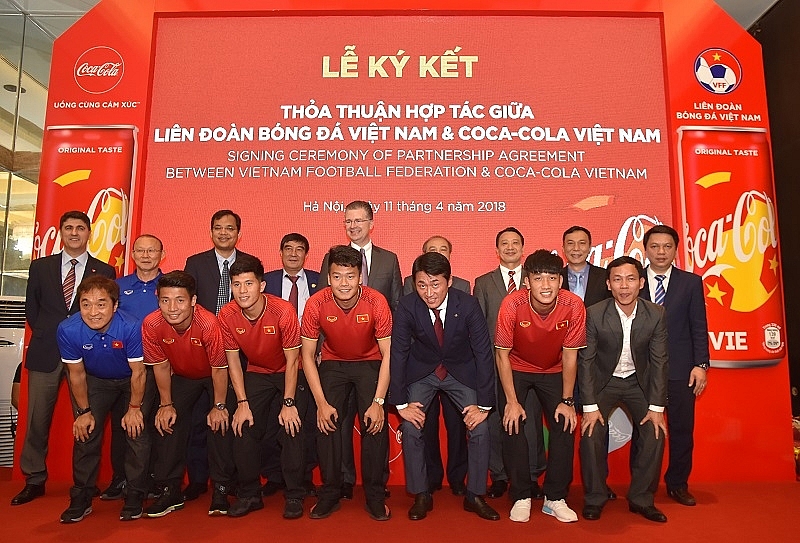 coca cola together with vietnamese football teams to conquer the golden dream