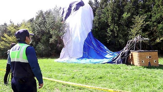 1 dead 12 injured in hot air balloon crash on south koreas jeju island report