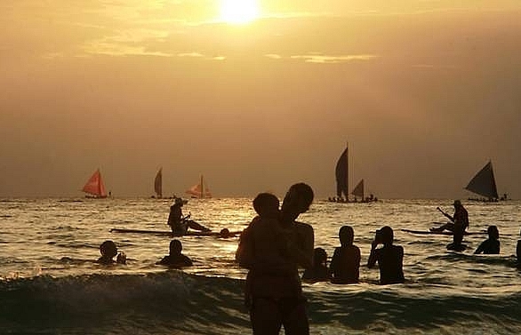 Philippines to deploy riot police for Boracay tourist closure