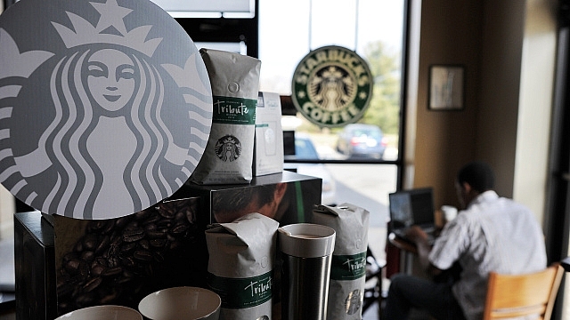 us police chief apologises after starbucks arrests uproar