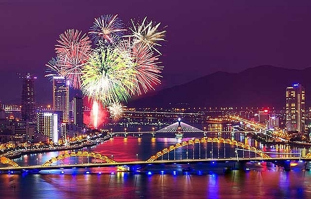 Seven international teams join Danang fireworks contest