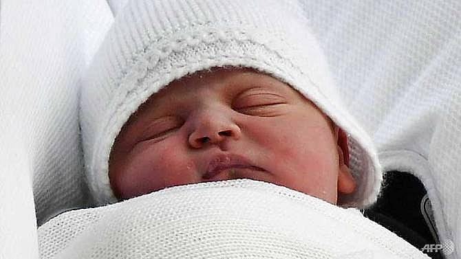 britains prince william and kate return home with newborn son