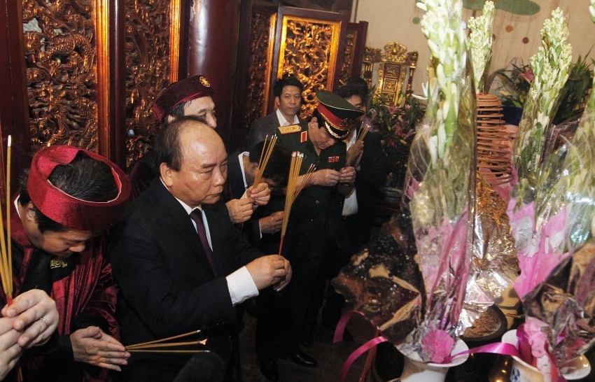 pm offers incense to hung kings