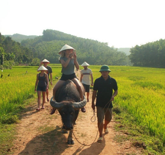 intl visitors explore unique culture of quang binh ethnic groups