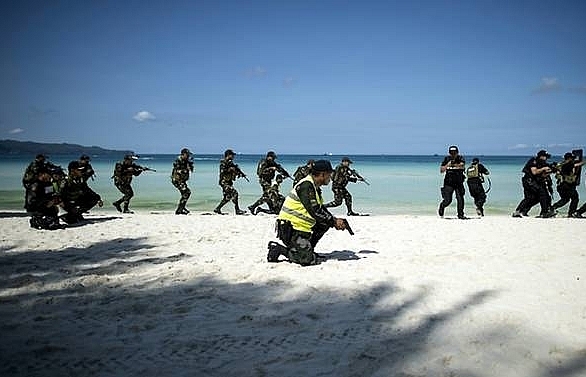 Philippines closes Boracay to tourists under high security