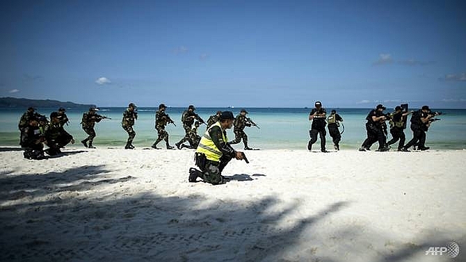 philippines closes boracay to tourists under high security