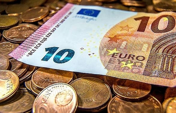 Euro sags as markets see ECB in no rush for QE exit