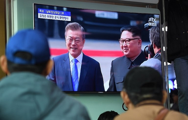 Kim, Moon meet at start of historic inter-Korean summit