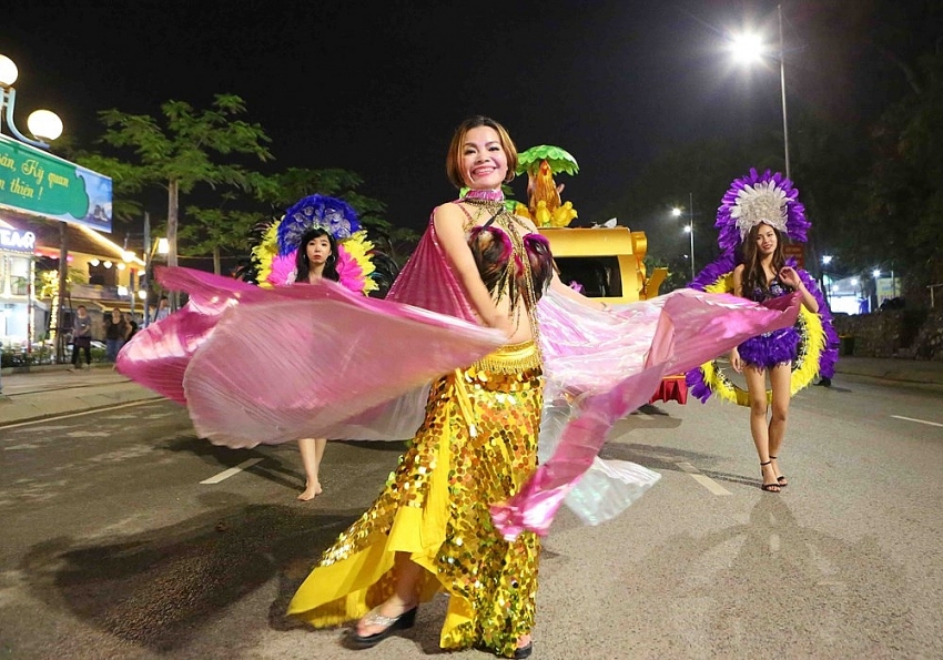 carnival ha long kicks off with brilliant parade