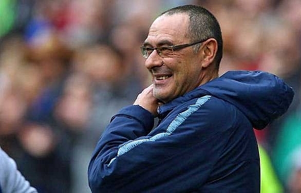Sarri vows to fight as Chelsea ride luck amid fan mutiny in Cardiff