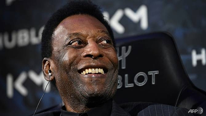 pele to stay in paris hospital for extra night