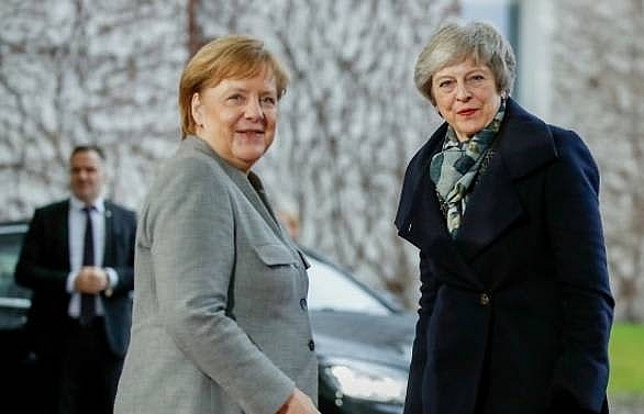 May to meet Merkel, Macron ahead of crucial Brexit summit