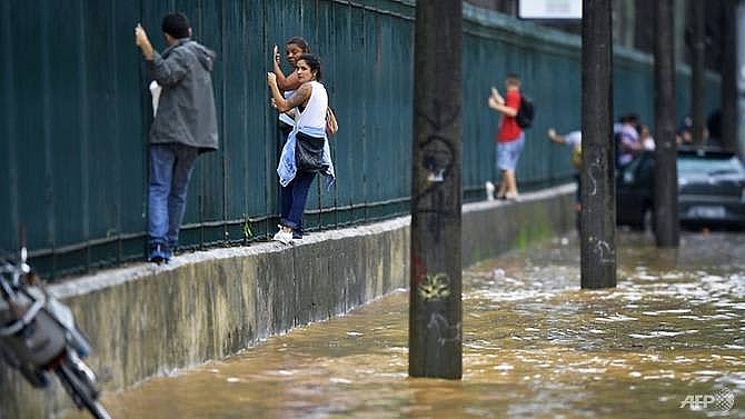 torrential rain in rio de janeiro leaves 10 dead