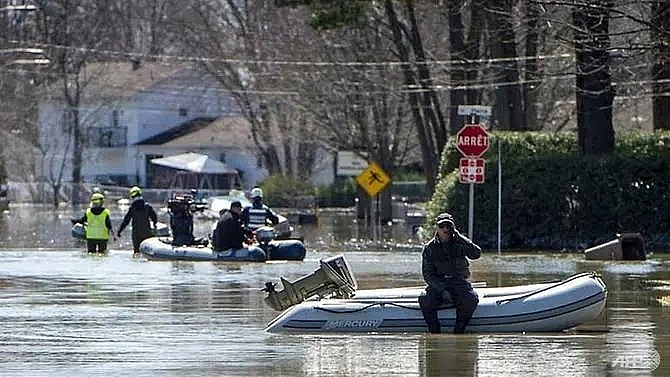 10000 evacuated in canada floods as rescuers search for pets