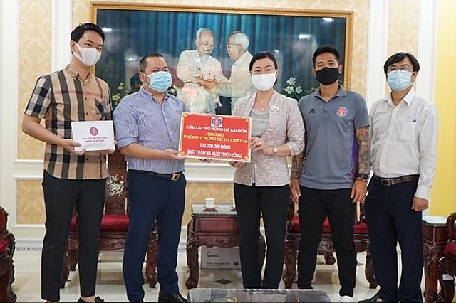 vietnamese footballers donate to fight covid 19