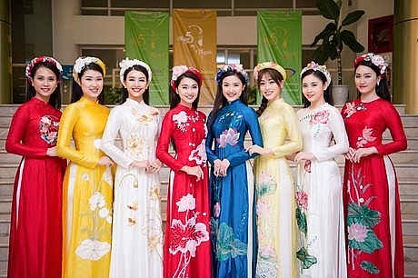 https://vir.com.vn/stores/news_dataimages/hung/042020/18/09/in_article/ao-dai-design-contest-honours-national-costume.jpg