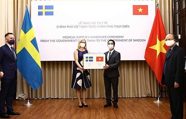 Vietnam presents medical supplies to Sweden