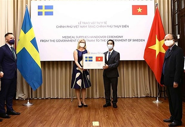 vietnam presents medical supplies to sweden