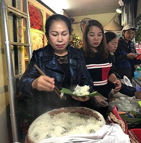 cudweed cake a must try dish in hanoi
