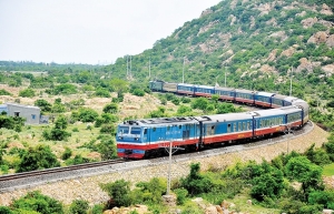 vietnam railways strengthens cargo transportation to ease losses