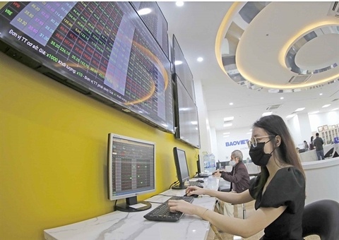 VN-Index surges over 14 points on blue chip stocks