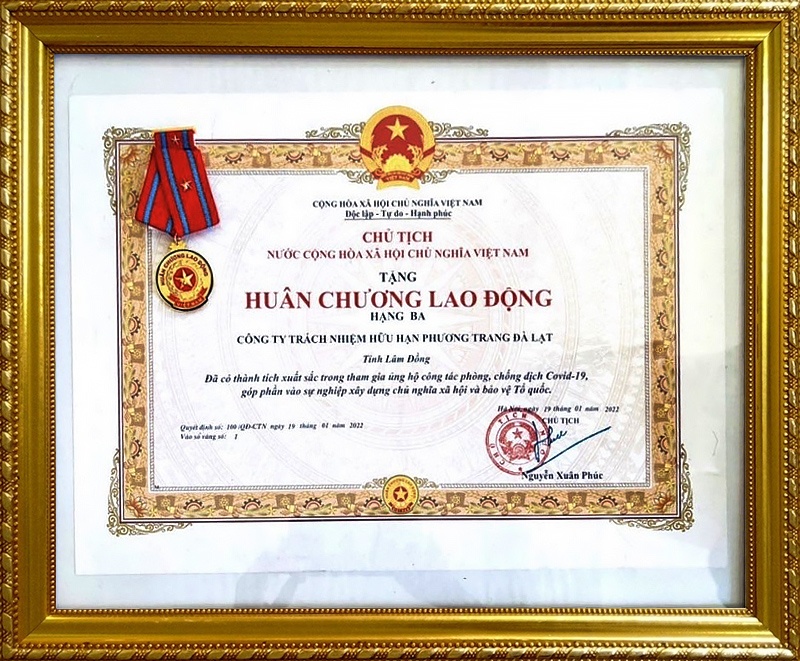 President awards third-class Labour Medal to Phuong Trang Group